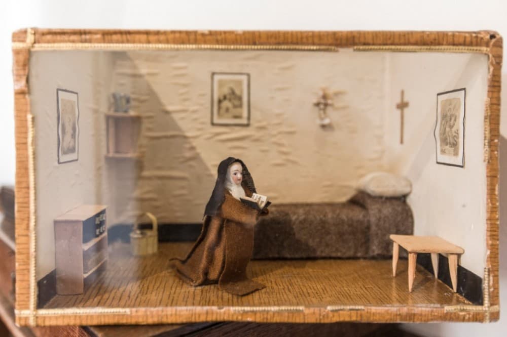 Dévoiler, Une vie en miniature