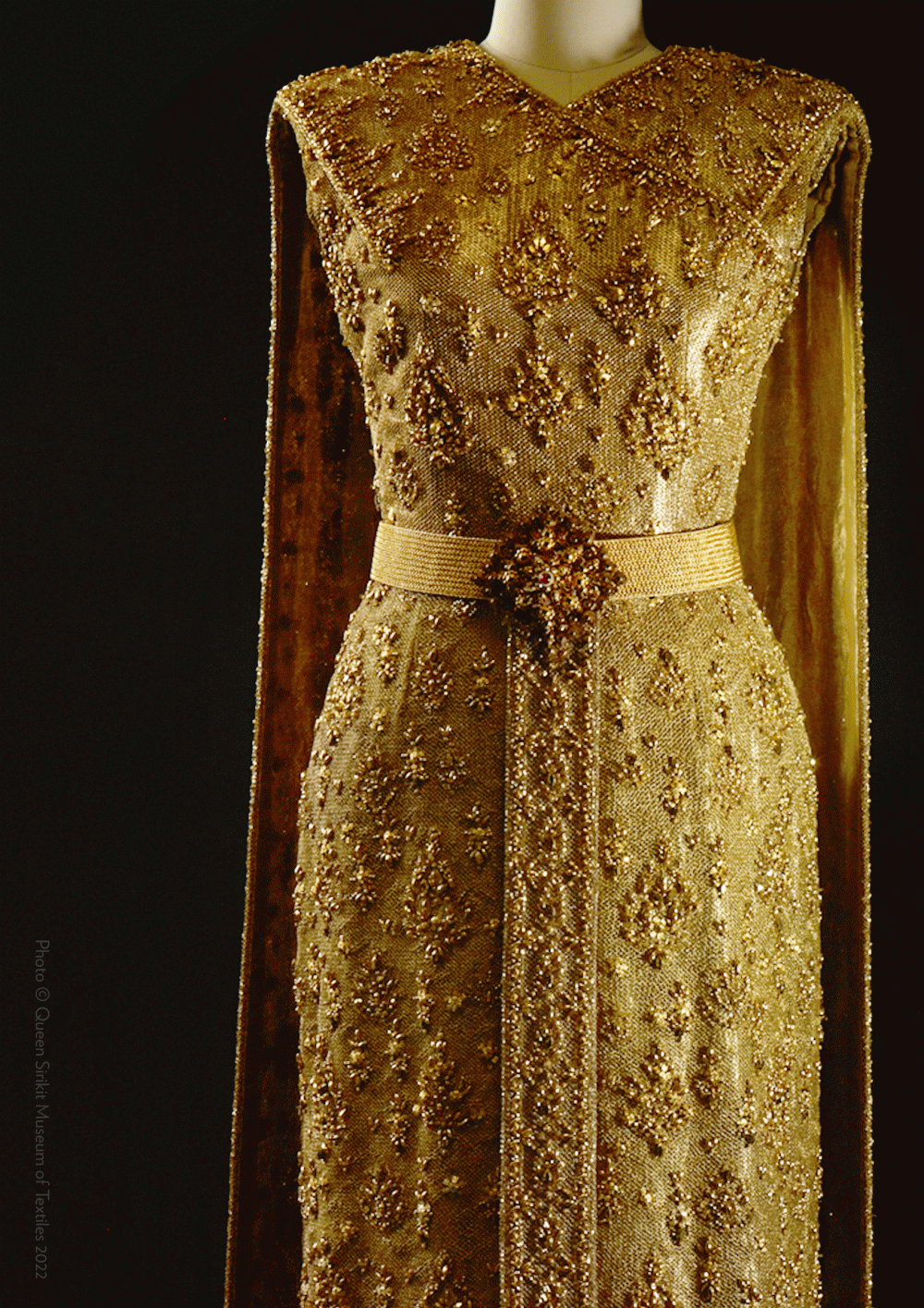 La mode en majesté, haute couture et tradition à la cour de Thaïlande