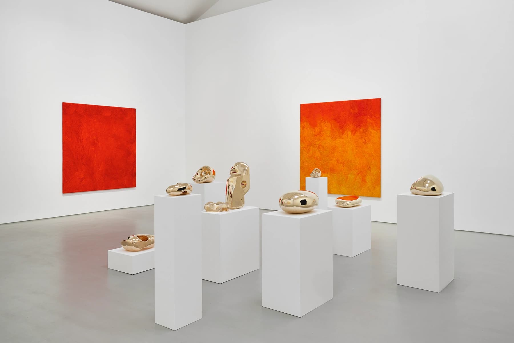 Sarah Crowner: Tableaux en Laine, Pierres en Bronze